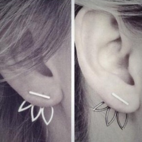 🎉 3 for $15 Flower Earrings - Picture 3 of 3